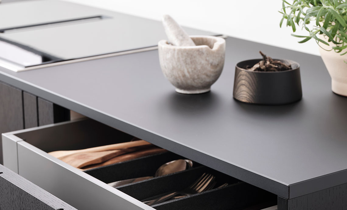 Fenix laminatbänkskiva i samspel med de svarta Woodlands-fronterna