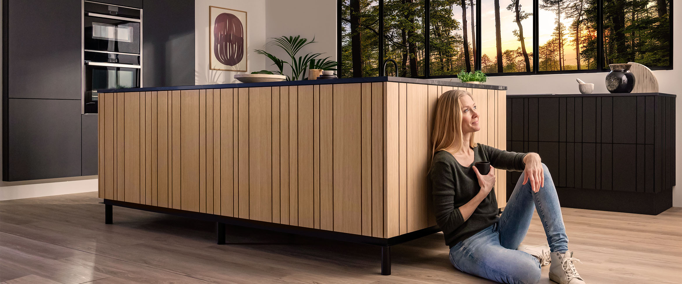 Trivsamt belyst Nordic Woodlands köksö i naturek